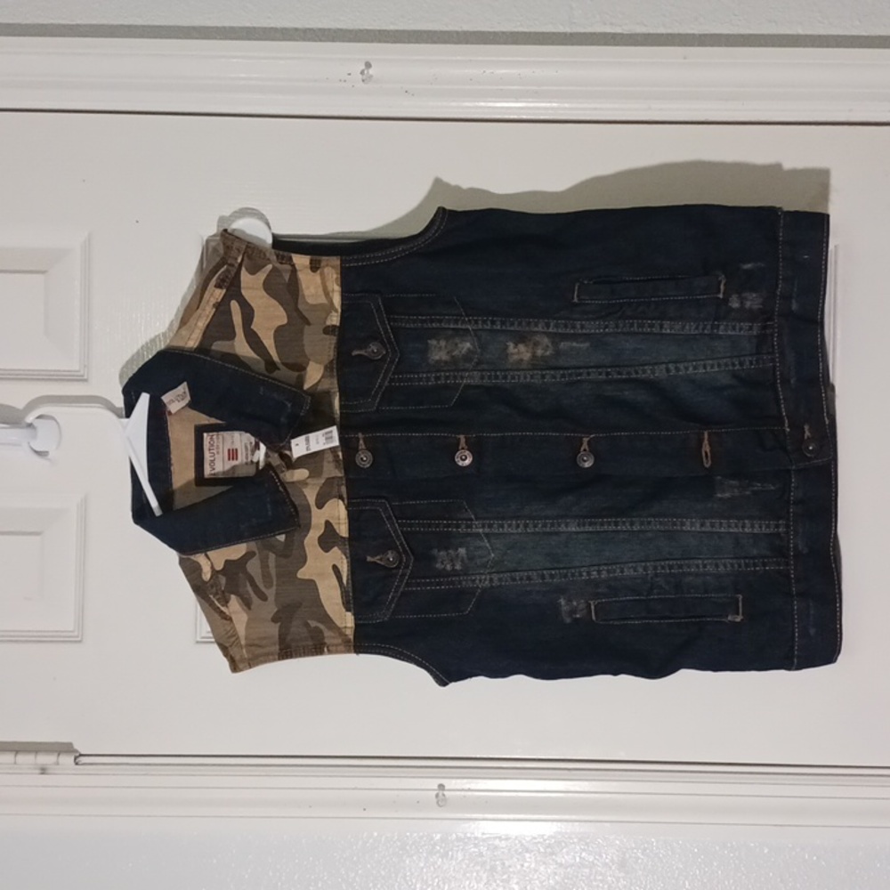 NWT Evolution In Design Boys Denim Vest Jacket With Camouflage.
